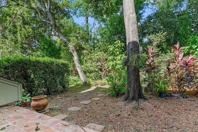 Building Photo - Charming Townhouse for Lease