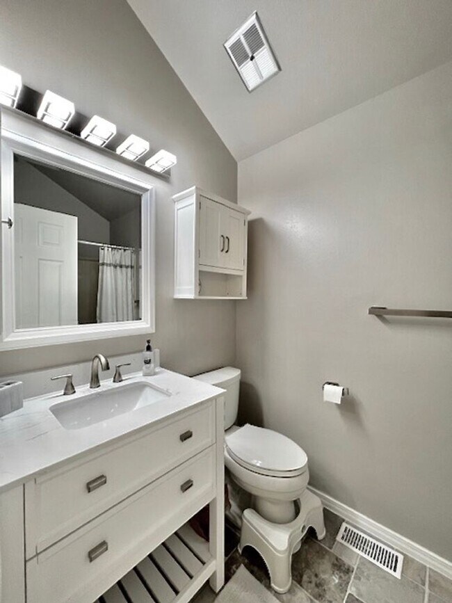 Building Photo - FURNISHED Two Bedroom Two Bath Condo on th...