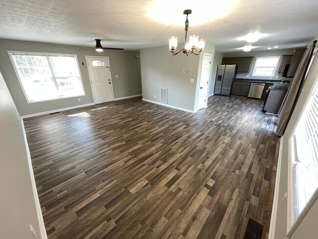 Building Photo - 4 Bedroom Home w/ 2 Car Garage