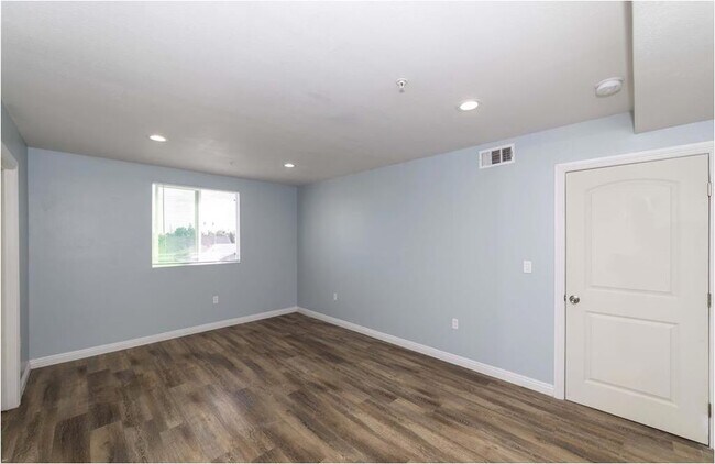 Building Photo - 211 W 43rd St