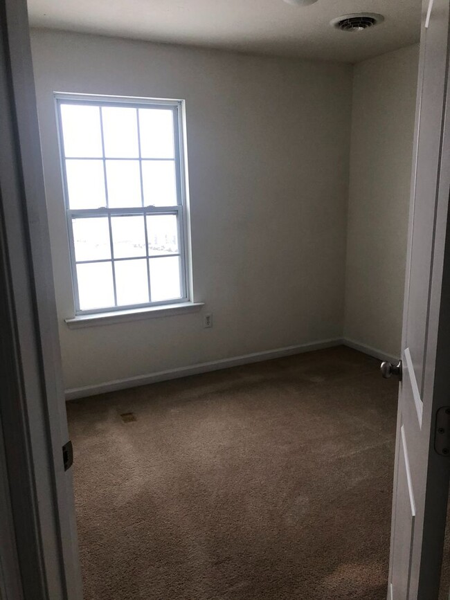 Building Photo - 3 bedrooms 2.5 bath Townhome - Spring Grov...