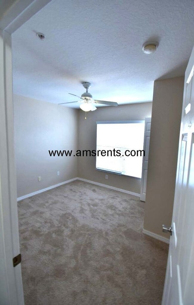 Building Photo - 4 bedroom and 3 bathroom Townhouse