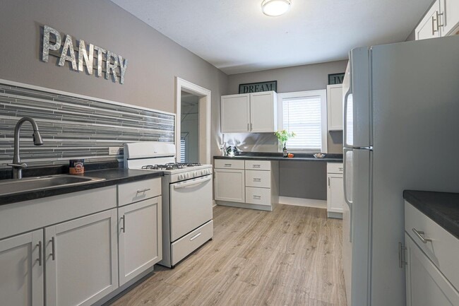 Building Photo - 2028 7th Ave