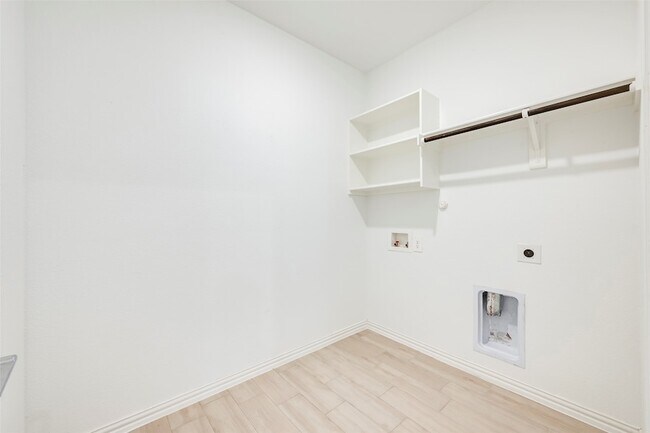 Building Photo - 14605 Little Water Dr