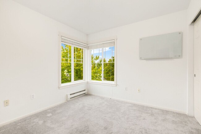 Building Photo - Spacious 3BD 2BA Top Floor Condominium wit...
