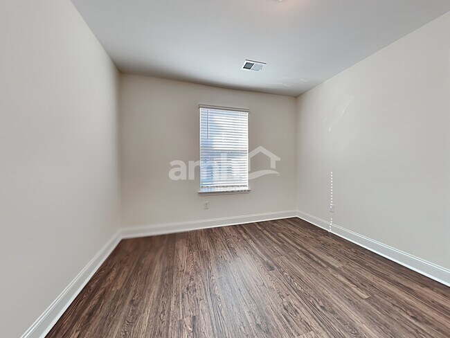 Building Photo - 610 W Lionel Rd