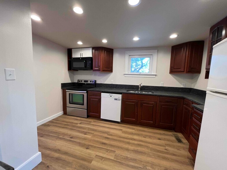 Building Photo - 10150 Rogers Dr