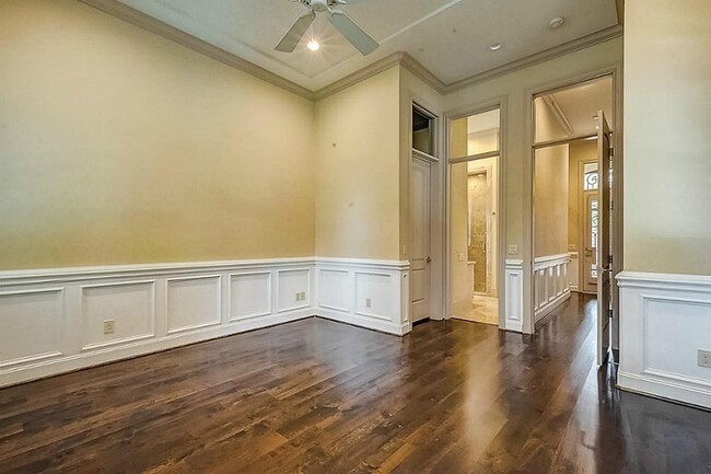 Building Photo - 5559 Holly Springs Dr