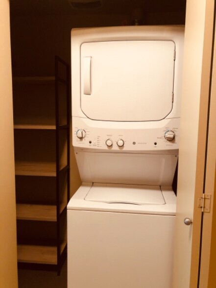 Building Photo - 1420 E Pine St