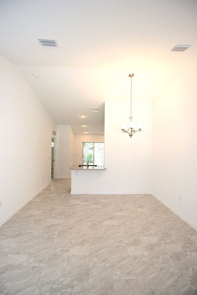 Building Photo - Spacious 4 Bed 2 Bath 2 Car Townhome Built in 2022 in Palm Coast!