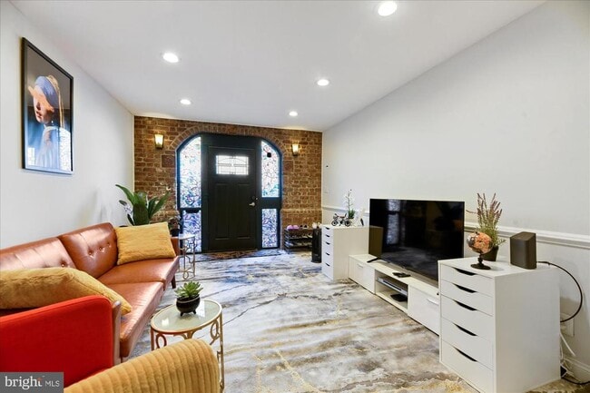 Building Photo - 919 Eastern Ave