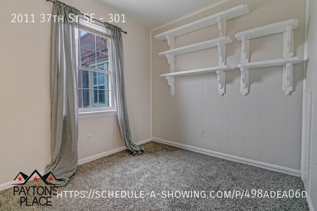 Building Photo - Spacious condo unit in well kept building.