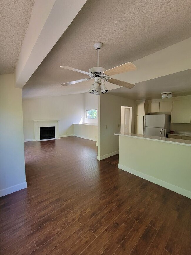 Building Photo - 3-bedroom 2 bath Townhouse in Sun Rise Ridge