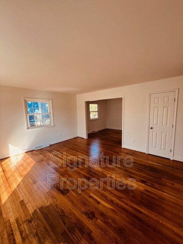 Building Photo - 211 Deerfield Dr