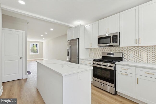 Building Photo - 247 E 6th Ave