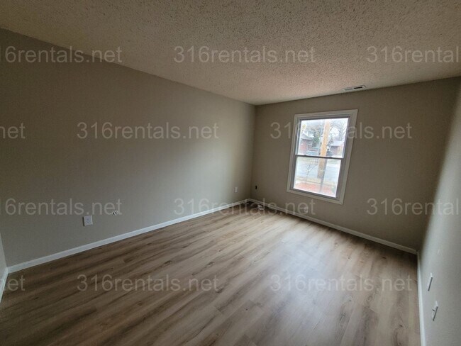 Building Photo - $925 - 2 bedroom 1 bath - Beautiful apartm...