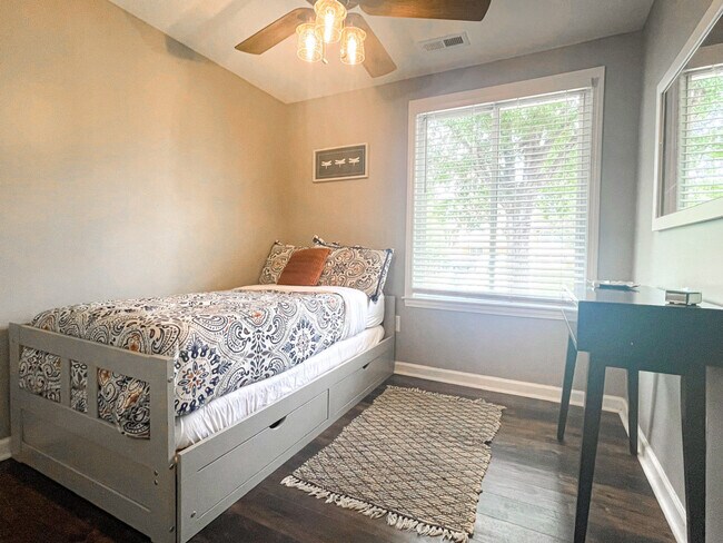 Building Photo - 11501-11505 5 Cedars Rd