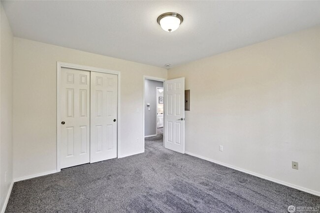 Building Photo - Contemporary Town home in Renton