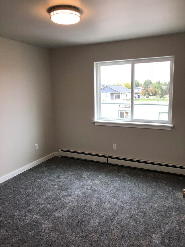 Building Photo - Modern Townhome with Heated Garage