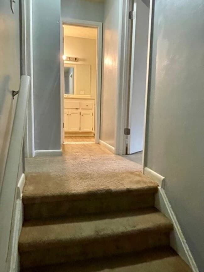 Building Photo - 2 bedroom townhouse