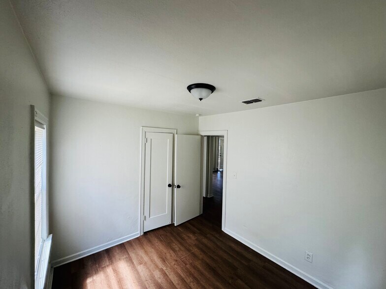 Building Photo - 1983 Lambert St