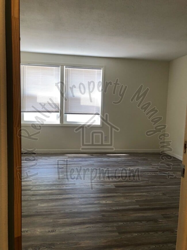 Building Photo - West Side Town Home - Sylvania Schools!!!