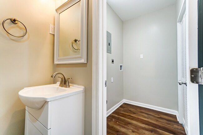Building Photo - 717 Forest Dr