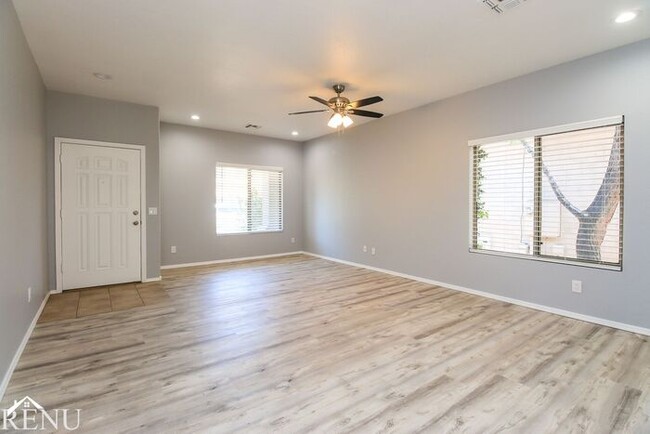 Building Photo - 609 E Red Rock Trail
