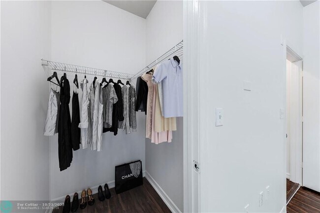 Building Photo - 450 NE 5th St