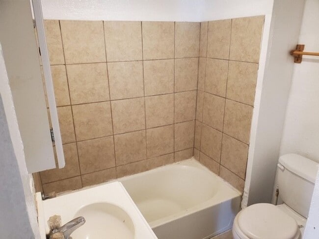 Building Photo - 1 Bedroom Home In Pontiac