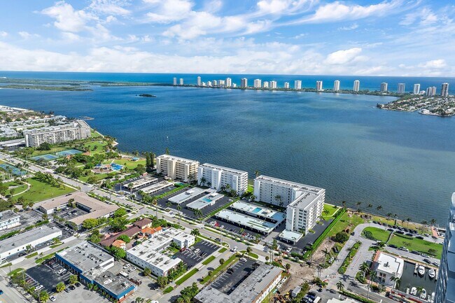Building Photo - 301 Lake Shore Dr
