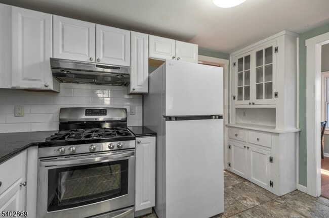 Building Photo - 103 Upper Lakeview Ave