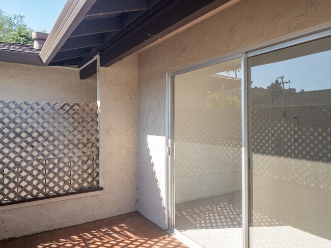 Building Photo - BRIGHT Remodeled Downtown 1BR/1BA Flat! Pa...