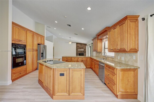 Building Photo - 7120 Hialeah Ln