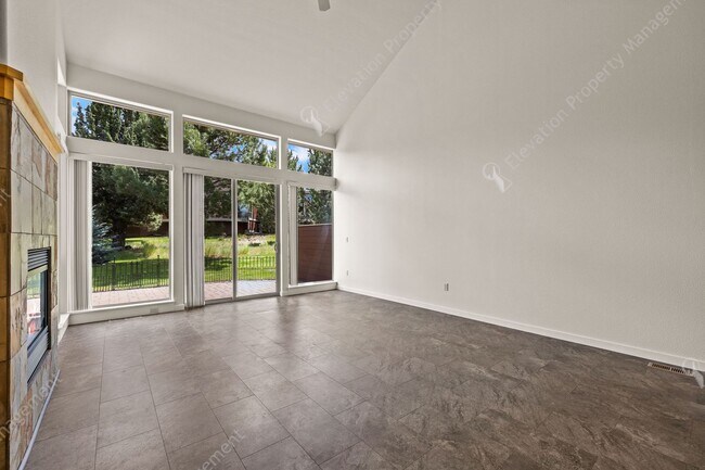 Building Photo - Eagle Crest Townhome Steps to Lakeside Cen...