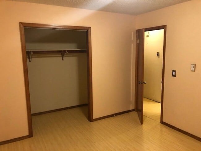 Building Photo - 2 Bedroom Apartment Near MSU! Small Dogs W...