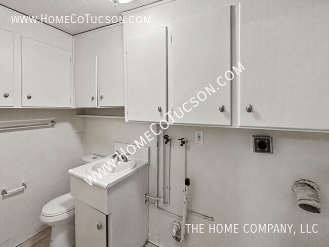 Building Photo - 800 N Alamo Ave