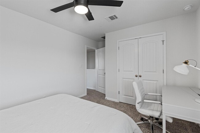 Building Photo - 137 Red Sun Dr