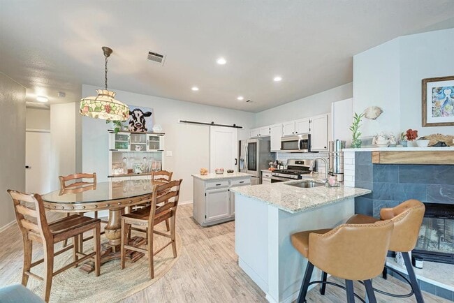 Building Photo - 922 Thackeray Ln