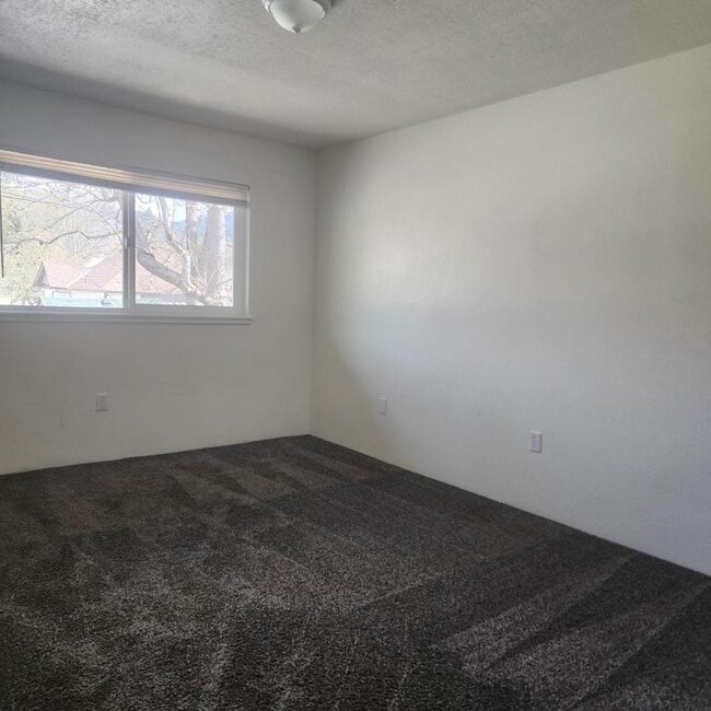 Building Photo - 444 NW D St