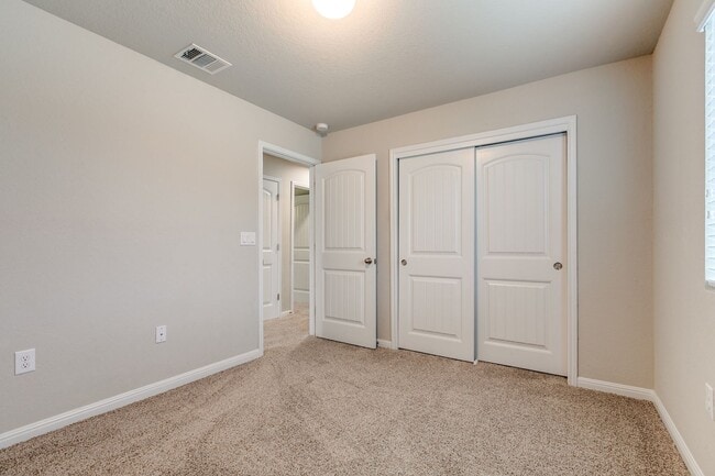 Building Photo - 10302 Relic Oaks