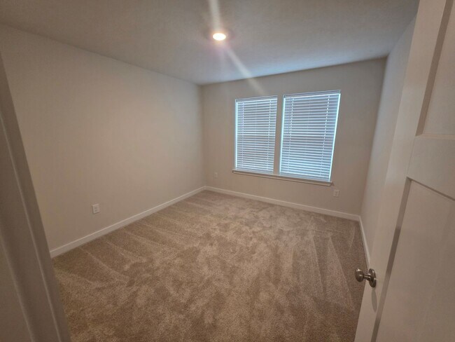 Building Photo - Luxury 4-Bedroom Townhome with Finished Walkout Basement & River Views