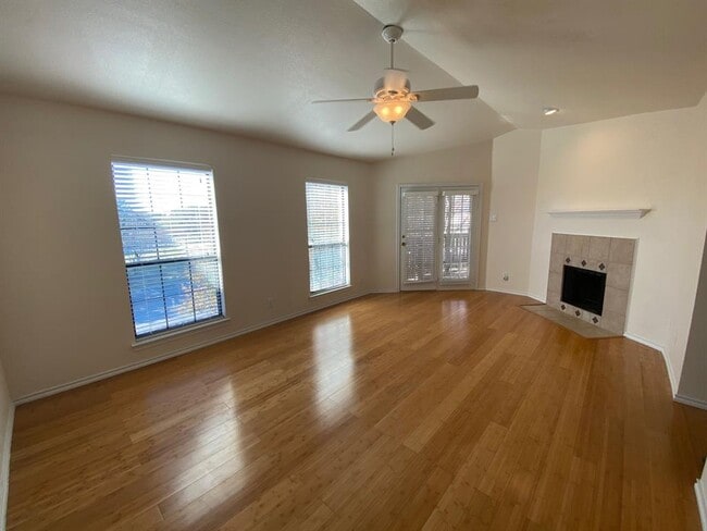 Building Photo - 3101 Townbluff Dr