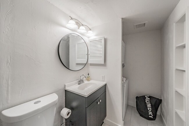 Building Photo - Updated 1-Bedroom Condo in Gated Community...