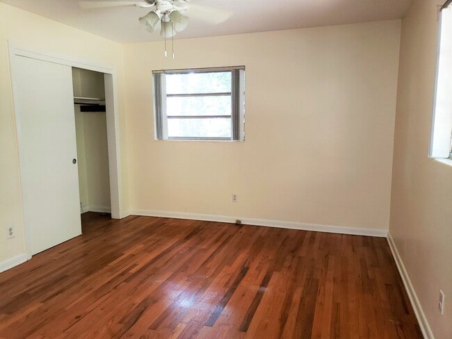 Building Photo - Charming 4 bedroom home for rent close to hospitals with wood floors. Available early August 2026...