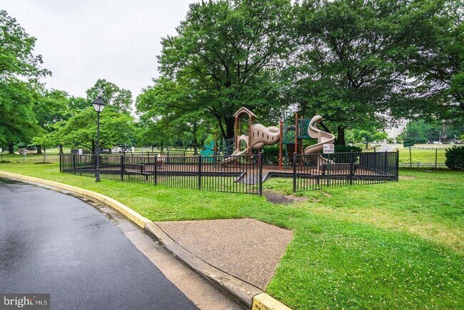 Building Photo - 1121 Arlington Blvd