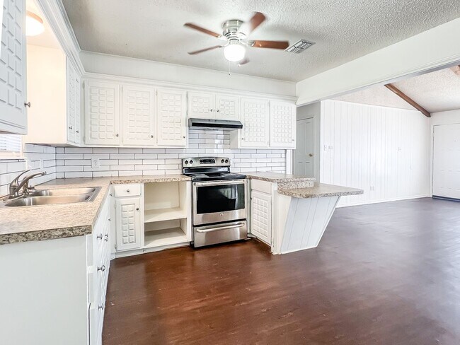 Building Photo - Charming 3 Bedroom 2 bathroom house WITH SOLAR