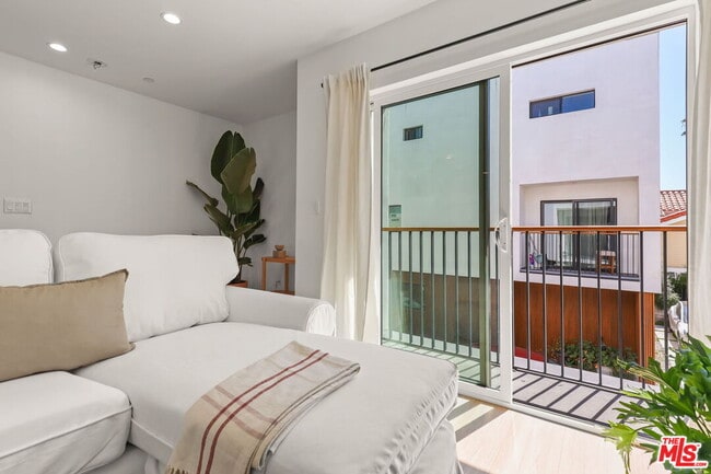 Building Photo - 843 Mariposa Ave