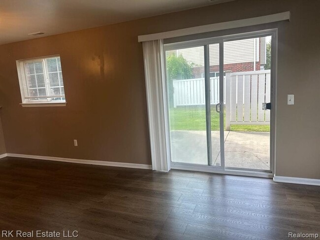 Building Photo - 3581 Reeves Dr