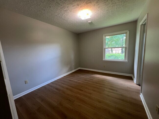 Building Photo - 305 Hillcrest Dr